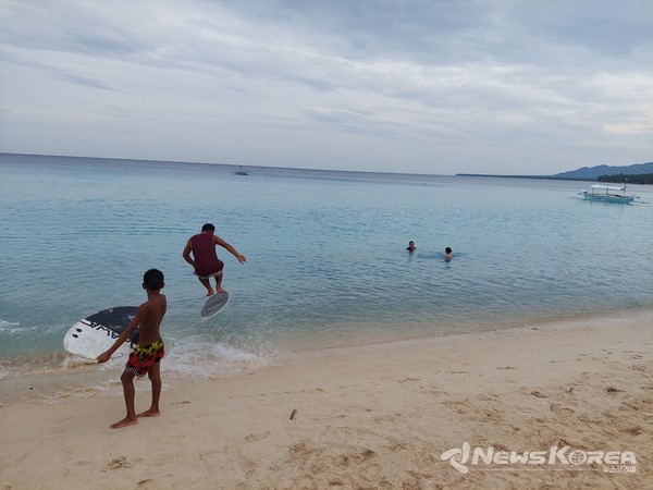 사진= 코로나로 인해 답답함을 잊게하는 에메랄드 바다에서 시원하게 즐기는 서핑- @뉴스코리아 이재숭 특파원