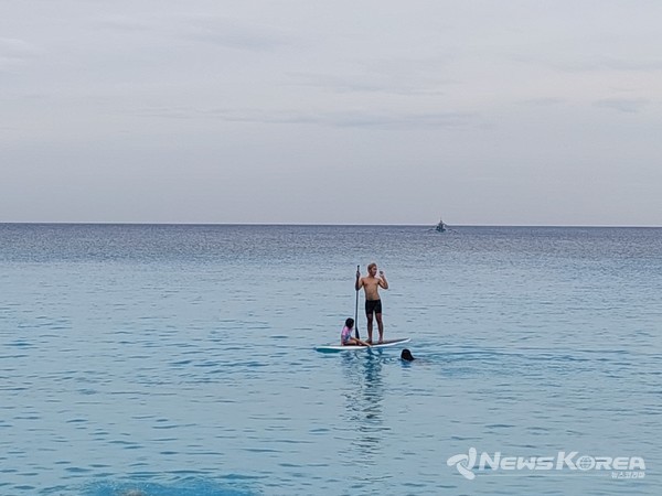 사진= 코로나로 인해 답답함을 잊게하는 에메랄드 바다에서 시원하게 즐기는 서핑- @뉴스코리아 이재숭 특파원