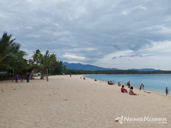 사진= 코로나로 인해 답답함을 잊게하는 에메랄드 바다와 화이트비치- @뉴스코리아 이재숭 특파원