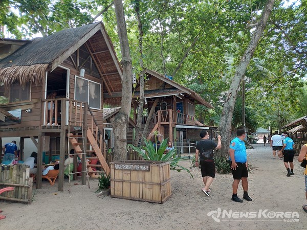 사진= 비치 입구에 있는 숙소와 레스토랑 - @뉴스코리아 이재숭 특파원