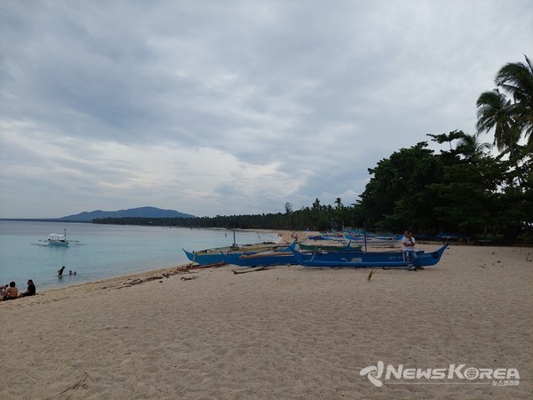 사진= 비치한쪽에는 밤에 고기를 잡기 위해 낮에는 현지 방가보트가 쉬고 있다 - @뉴스코리아 이재숭 특파원