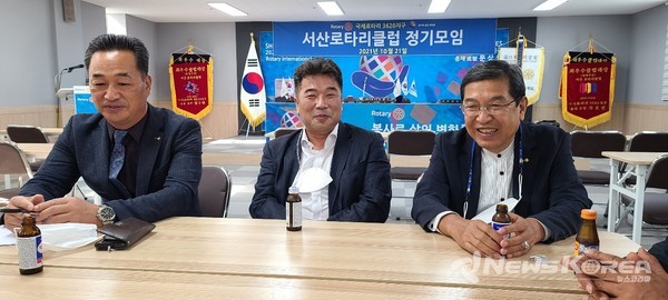 ▲세계한인회장대회 참석차 방한 중인 강창석 우즈베키스탄 한인회장(가운데)이 14일 국제로타리 3620 소속 충남 서산로타리클럽을 방문해 김상곤 회장(왼쪽) 및 최준호 전 총재(오른쪽) 등과 반갑게 인사를 나누는 모습.