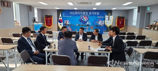 ▲이날 만남에서 김상곤 회장 등은 강창석 우즈벡 한인회장에게 코로나-19가 잦아지는 대로 우즈베키스탄을 다시 찾아 여러 계획했던 지원사업 및 봉사활동을 지속적으로 펼쳐나갈 계획이라고 밝혔다. 