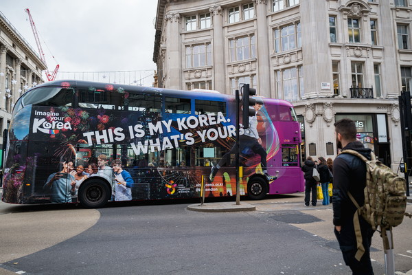 영국 런던 손흥민 한국관광 홍보 이미지 래핑 버스