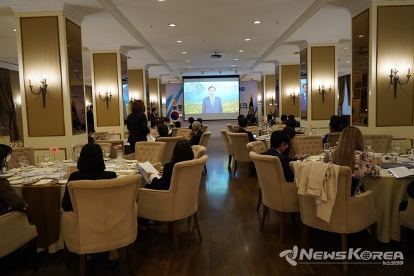 ▲영상으로 축사를 하고 있는 이석현 민주평통 수석부의장- @뉴스코리아 신현권 특파원