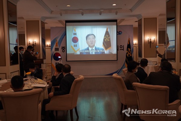 ▲영상으로 축사를 하고 있는 깁점배 유.중.아 지역회의 부의장- @뉴스코리아 신현권 특파원
