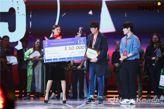 타슈켄트 국제 영화제 수상 사진 왼쪽 감독 박수민, 오른쪽 배우 김종인▲