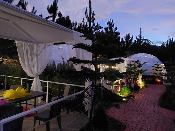 ​사진= 숙소가 돔(텐트)형태로 되어있어고 앞에 개인별로 사용할수 있는 테라스 - @뉴스코리아 이재숭 특파원