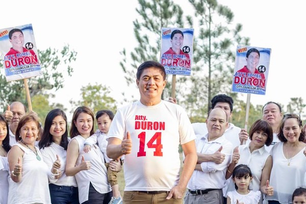 (일로일로=뉴스코리아) 이학철 특파원=일로일로 시의회의 로멜로 두론은 지프니 요금 인상요구안에 대해 부정적인 의견을 피력하였다.금일 로멜로 두론 의원은 “만약 지금 상황에서 지프니 회사들의 요구대로 지프니 요금을 P3 인상하게 되면 결국 우리 일로일로 시민들만 더 어려운 상황에 처하게 될 것이기 때문에 지프니 회사들의 운영 문제들에 대해서는 공감하지만 지금은 요금을 인상할 때가 아니다”라고 설명하였다.또한 그는 “그렇다고 상승하는 유가로 인한 지프니 운송업체들의 피해를 외면할 수 없기 때문에 이 부분에 대해서는 시의회 차원에서 각 해당 운송업체에 지원금을 지원하는 방식으로 문제를 풀어 볼 수 있을 것이다”라고 추가 설명하였다.지역 경제 기반이 많이 악화된 상황에서 수익보다 지출이 많아지는 가계 상태를 고려해 보았을 때, 지프니 비용 인상은 이른 감이 있어 보인다.