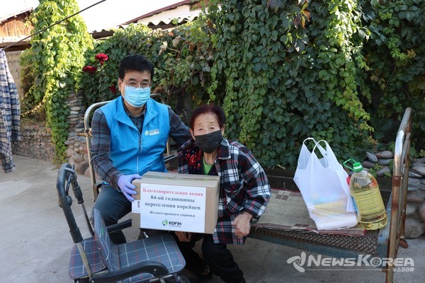 ▲1937년 이전출생 고려인노인 가정에 방문하여 선물을 전달하는 김명섭 아리랑요양원 부원장-@뉴스코리아 신현권 특파원