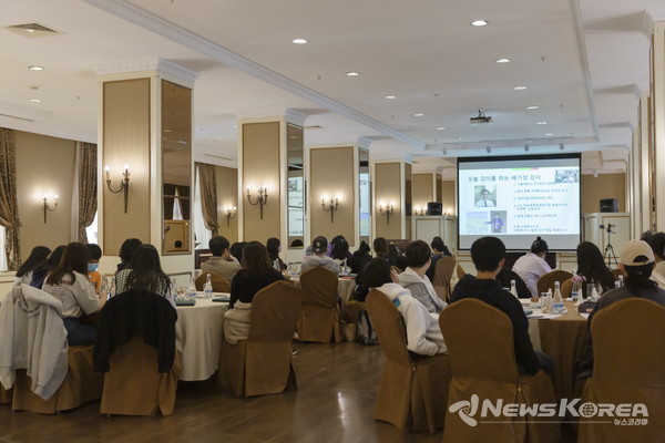 ▲타슈켄트 롯데호텔에서 역사강의 장면-@뉴스코리아 신현권 특파원