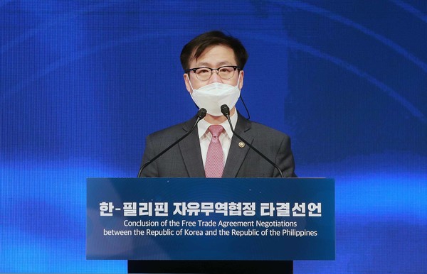 여한구 산업통상자원부 통상교섭본부장은 2021. 10. 26(화) 09:00 서울 소공동 롯데호텔 크리스탈볼룸에서 라몬 로페즈(Ramon M. Lopez) 필리핀 통상산업부 장관과 화상으로 한-필리핀 자유무역협정(FTA) 협상 타결 선언과 공동 선언문에 서명하였다. @뉴스코리아 (사진:산업통상자원부 제공)