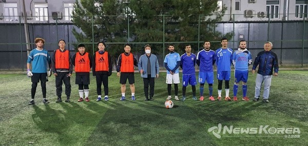 ▲킥오프 하기전 기념사진  기념촬영후 강창석한인회장(가운데)이 킥오프  사진오른쪽은 이민교 북한청각장애인 축구 국가대표감독- @뉴스코리아 신현권 특파원