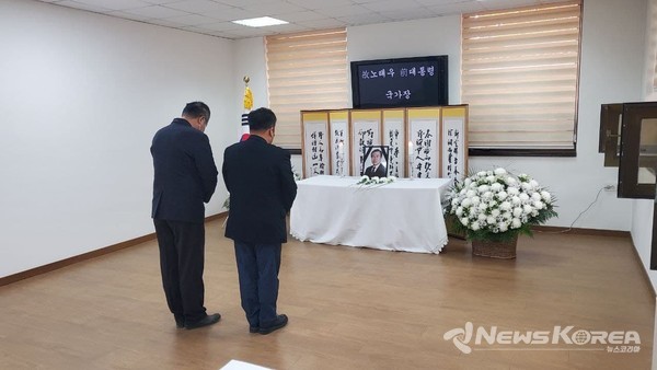 ▲조문을 하고 있는 강창석(사진오른쪽) 우즈베키스탄  한인회장- @뉴스코리아 신현권 특파원