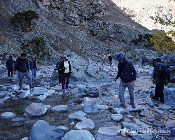 ▲계곡 돌다리를 건너가는 모습  @뉴스코리아 신현권 특파원