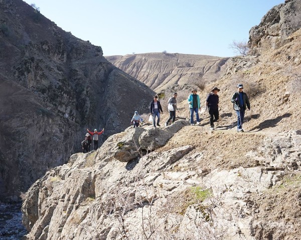 ▲등산로 따라 트레킹을 하는 교민들- @뉴스코리아 신현권 특파원