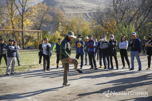 ▲동심으로 돌아간 제기차기 게임- @뉴스코리아 신현권 특파원