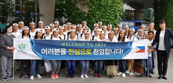 필리핀 계절 근로자들이 농촌의 부족한 일손을 위해 입국했다. (사진 : 인제군)