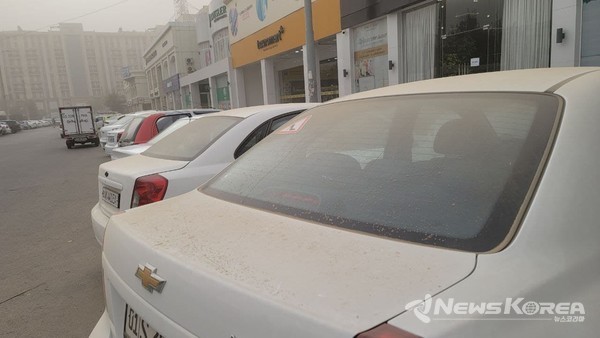 ​▲주차된 차량에 쌓여 있는 흙먼지-@뉴스코리아 신현권특파원