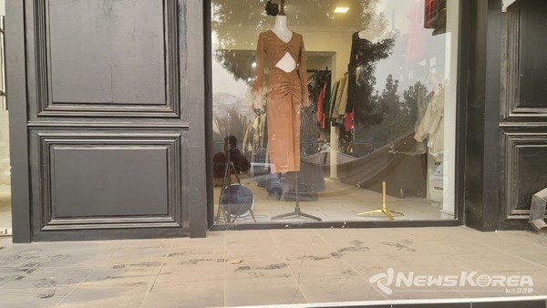 ▲공사 현장처럼 흙먼지가 쌓여 있는 의류매장 입구-@뉴스코리아 신현권특파원
