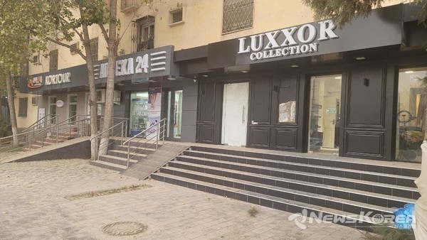 ▲먼지 투성이 인 상가앞 모습-@뉴스코리아 신현권특파원