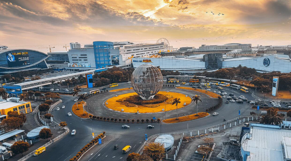 필리핀 대표 쇼핑몰 SM 몰 오브 아시아의 랜드마트 조형물 지구본 @뉴스코리아 (사진:몰오브아시아 페이스북)