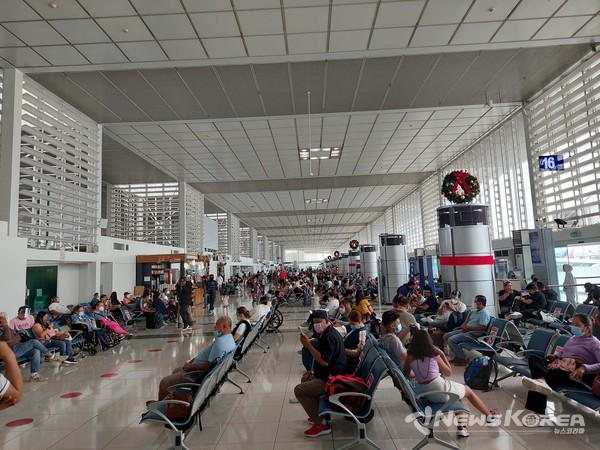 사진= 마닐라 공항 터미널 2에서  많은 사람들이 비행기 시간을 기다리고 있다- @뉴스코리아 이재숭 특파원