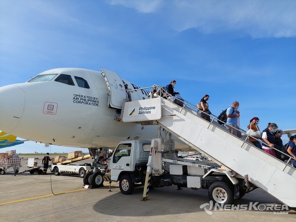사진= 비행기에서 내리는 여행객들- @뉴스코리아 이재숭 특파원