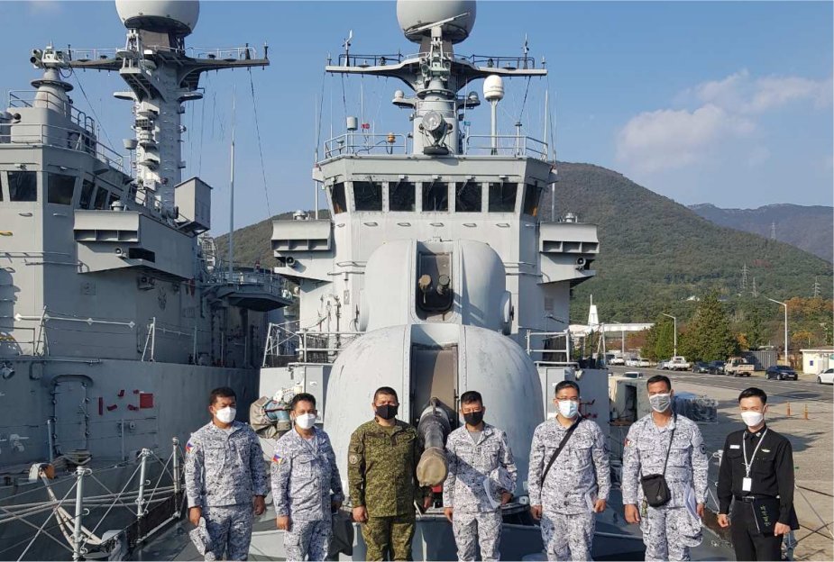 ▲사진 : 필리핀 해군 장교들이 진해 해군 기지에서 퇴역한 포항급 초계함 안동함(PCC-771)을 조사하고 있다. (사진출처: Max Montero 트위터 계정)