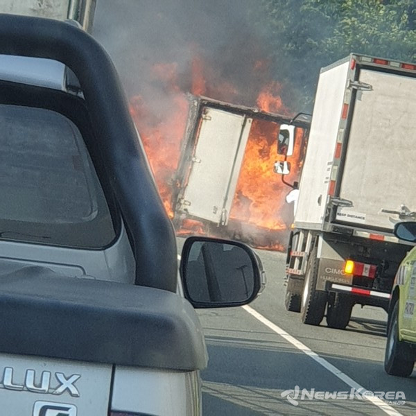 Sctex 도로에서 달리던 트럭에 화재가 발생해 트럭이 전소됐다 @뉴스코리아 (사진 : 통신원 제공)