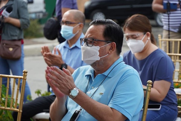 차기 대선에서 레니 로브레도를 공객적으로 지지한 일로일로 시티 시장 제리 트레냐스 