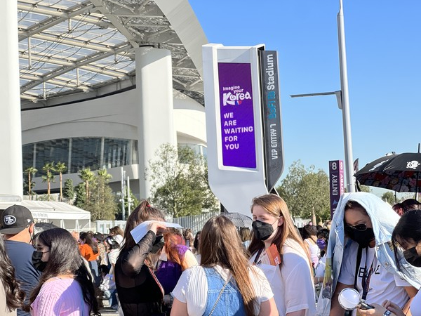 ‘퍼미션 투 댄스 온 스테이지’ 연계 한국관광 홍보 사진_소파이 스타디움 외부 전광판 활용 한국관광 홍보