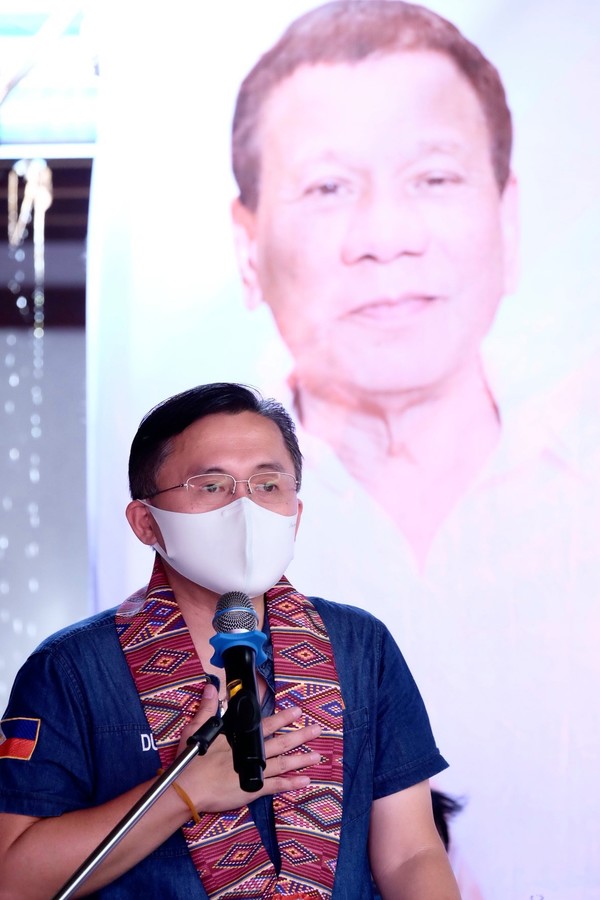 로드리고 두테르테 대통령의 그림자라 불리우는 크리스토퍼 봉 고 상원의원이 PDP-LABAN 부통령 후보직에서 사퇴하였다.