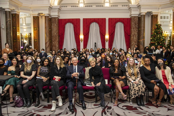 K-팝 아카데미 10주년 행사에 참여한 졸업생 모습