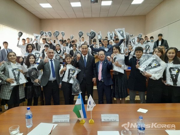 ▲특강을 마치고 단체 기념촬영을하고 있는 이우현 전 용인시의회 의장(가운데) -@신현권특파원