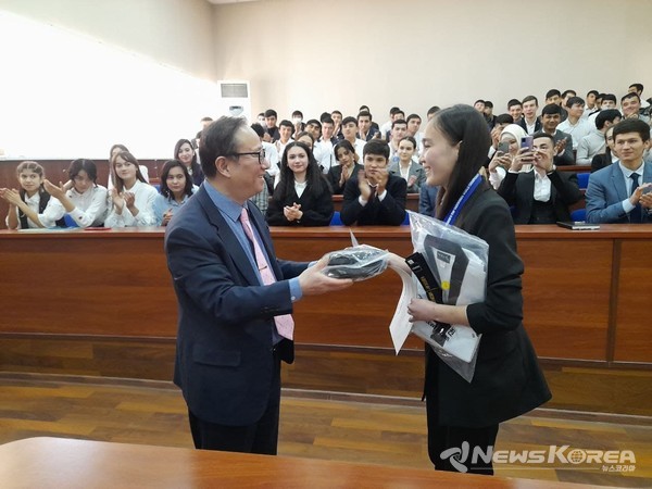▲2021년 주우즈베키스탄 대한민국 대사배 세계 태권도 챔피언십에서 우승한 아이누라 학생에게 상장을 전달하는 백문종교수 -@뉴스코리아 신현권 특파원