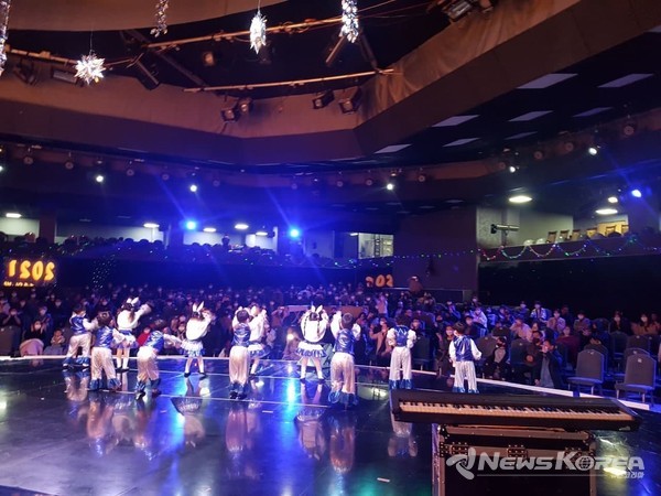 ▲한국유치원 귀염둥이들 한인송년의밤 교민장기자랑 오프닝 공연- @뉴스코리아 신현권 특파원