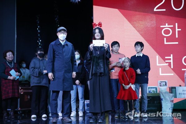 ▲교민장기 자랑에서 대상을 받은 종사비나  부상으로 우즈벡-한국 왕복 항공권을 받았다.- @뉴스코리아 신현권 특파원