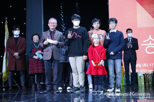 ▲교민 장기자랑에서 금상을 받은 4남매팀- @뉴스코리아 신현권 특파원