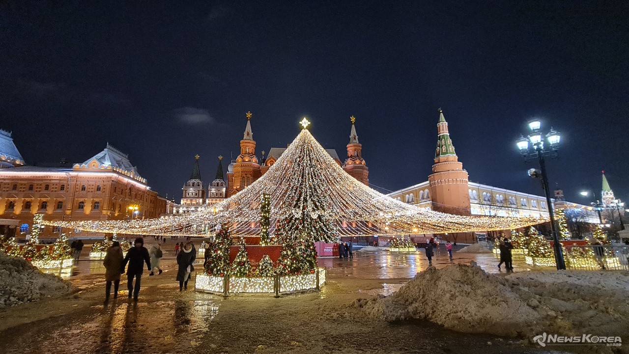 크레믈린 앞에 설치된 거대 크리스마스 트리