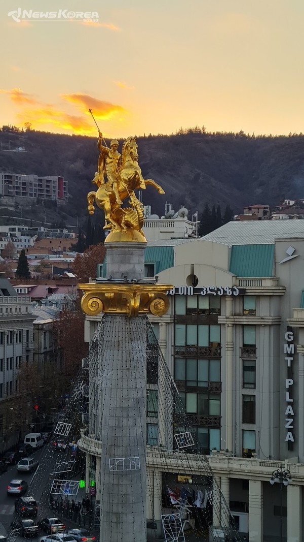 트빌리시 자유 광장의 성 조지아 동상 @뉴스코리아 박철호 특파원