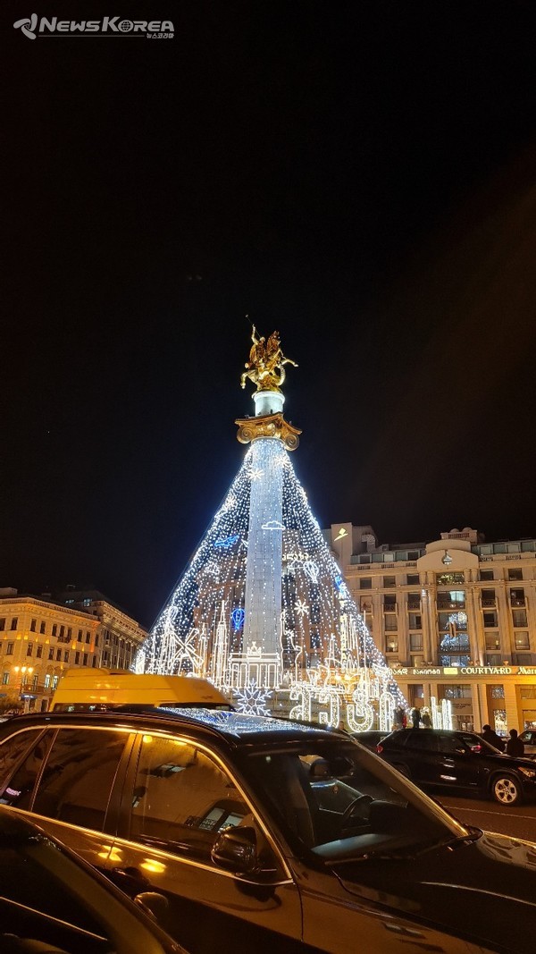 트빌리시 자유 광장의 성 조지아 동상과 크리스마스 추리 장식 @뉴스코리아 박철호 특파원