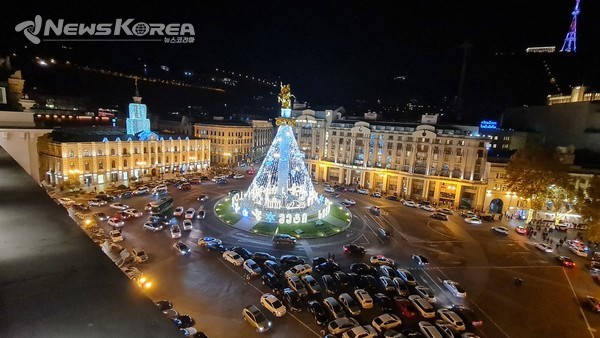 트빌리시 자유 광장의 성 조지아 동상과 크리스마스 추리 장식 @뉴스코리아 박철호 특파원