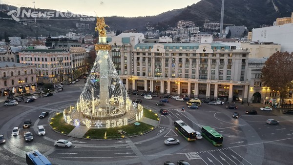 트빌리시 자유 광장의 성 조지아 동상과 크리스마스 추리 장식 @뉴스코리아 박철호 특파원