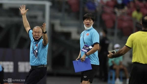 ﻿지난 태국과의 1차전에서 심판의 불합리한 판정에 항의하는 박항서감독. 사진출처:VNEXPRESS