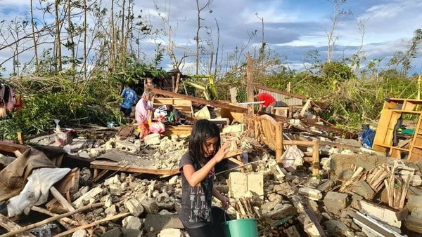 태풍으로 사라진 집터에서 쓸만한 물품들을 찾고 있는 이재민들의 모습 @뉴스코리아 공동 취재단