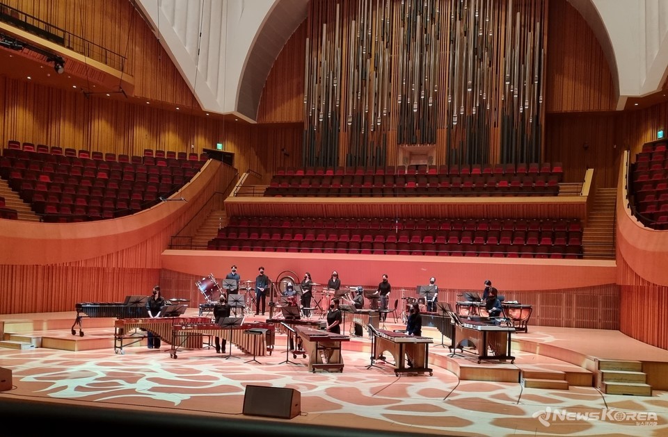 ▲ 사진 : 2021올데이뮤직에서 연주하는 카로스 타악기 앙상블 @뉴스코리아 김민지 기자