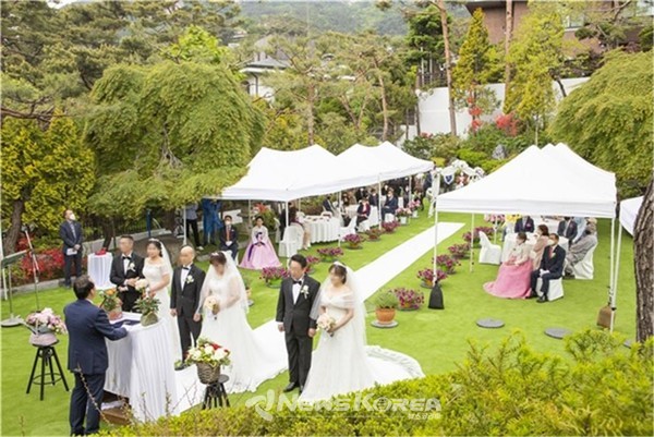 코로나19로 야외 결혼식을 진행하고 있는 부부들 @뉴스코리아