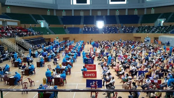 ﻿다낭시 띠엔선 체육관에서의 백신 접종 모습. @뉴스코리아 김경태 특파원