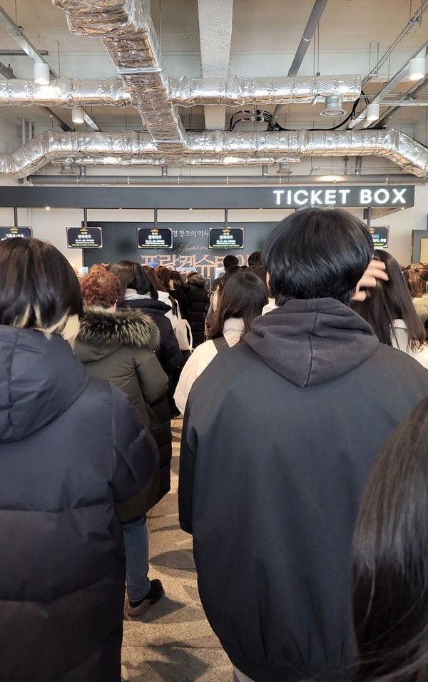 공연 시작 전, 티켓박스에서 티켓을 발권받기 위해 줄을 서있는 관객들의 모습이다. @뉴스코리아 최성민 대학생 기자